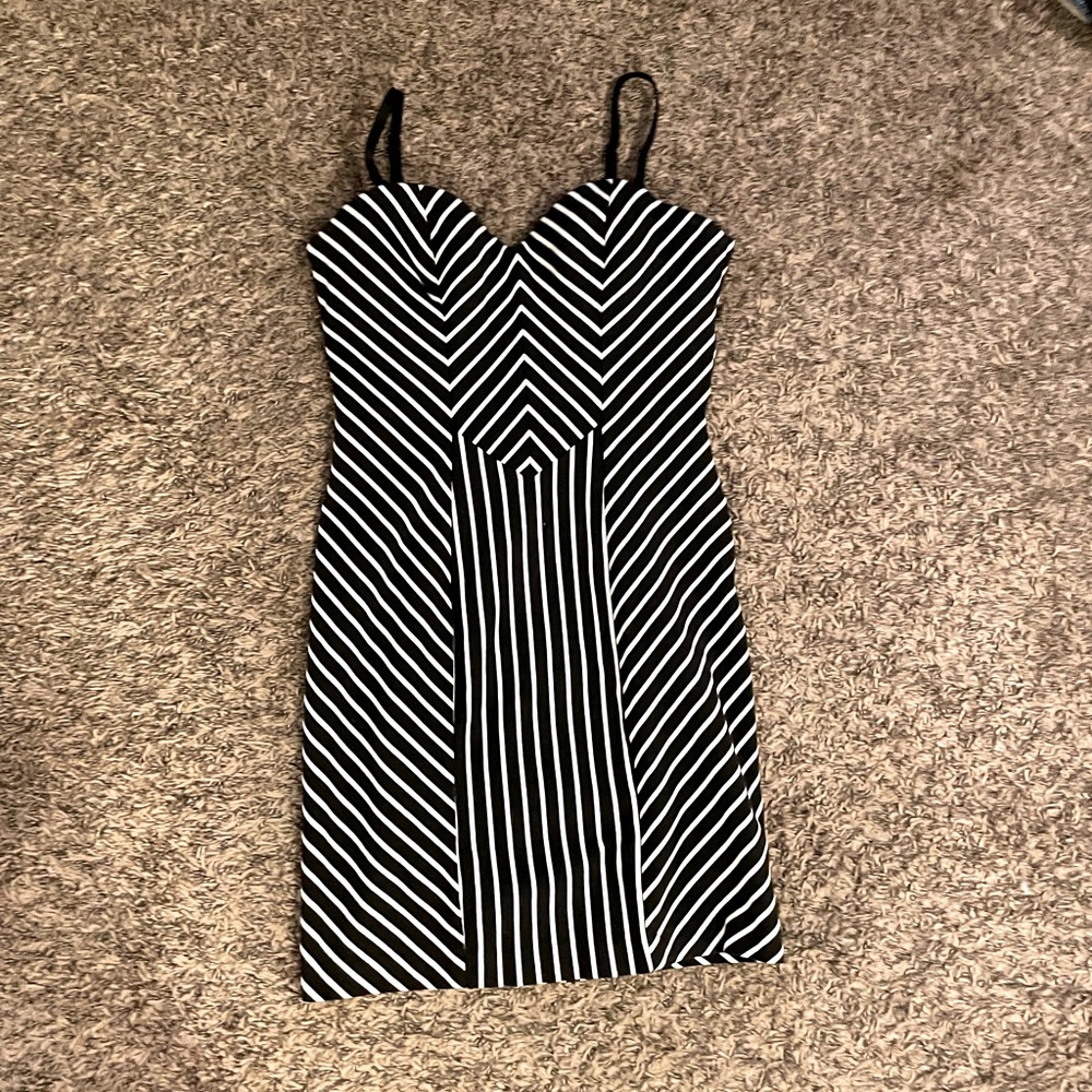 🖤🤍 GUESS Chevron Striped Dress